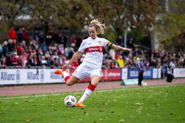 Fabienne Dongus VfB Stuttgart, 33 on the ball, GER, VfB Stuttgart vs VfR SW Warbeyen, Soccer, Women, 2 Bundesliga, Matchday 9, Season 2025 2026, 02 11 2025 GER, VfB Stuttgart vs VfR SW Warbeyen, Soccer, Women, 2 Bundesliga, Matchday 9, Season 2025 2026, 02 11 2025 Bad Cannstatt Copyright: xEibner-Pressefoto Memmlerx EP_MMR