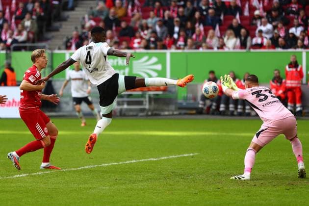 02 11 2025, xmohx, Soccer 2 Bundesliga, Fortuna Duesseldorf 1 FC Kaiserslautern v l Maxwell Gyamfi 1 FC Kaiserslautern Florian Kastenmeier Fortuna Duesseldorf Zweikampf, Aktion, action, battle for the ball DFL DFB REGULATIONS PROHIBIT ANY USE OF PHOTOGRAPHS as IMAGE SEQUENCES and or QUASI VIDEO Duesseldorf