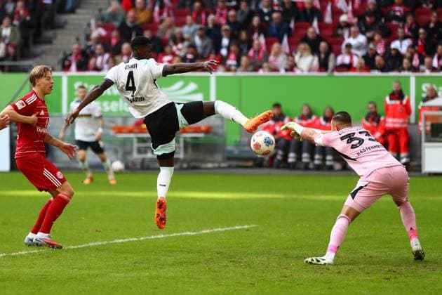 02 11 2025, xmohx, Soccer 2 Bundesliga, Fortuna Duesseldorf 1 FC Kaiserslautern v l Maxwell Gyamfi 1 FC Kaiserslautern Florian Kastenmeier Fortuna Duesseldorf Zweikampf, Aktion, action, battle for the ball DFL DFB REGULATIONS PROHIBIT ANY USE OF PHOTOGRAPHS as IMAGE SEQUENCES and or QUASI VIDEO Duesseldorf