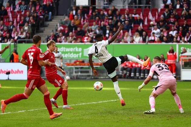 02 11 2025, xmohx, Soccer 2 Bundesliga, Fortuna Duesseldorf 1 FC Kaiserslautern v l Maxwell Gyamfi 1 FC Kaiserslautern Florian Kastenmeier Fortuna Duesseldorf Zweikampf, Aktion, action, battle for the ball DFL DFB REGULATIONS PROHIBIT ANY USE OF PHOTOGRAPHS as IMAGE SEQUENCES and or QUASI VIDEO Duesseldorf