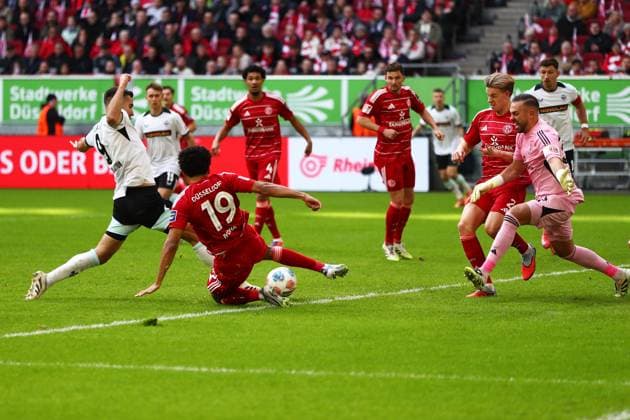 02 11 2025, xmohx, Fußball 2 Bundesliga, Fortuna Duesseldorf 1 FC Kaiserslautern v l Ivan Prtajin 1 FC Kaiserslautern Emmanuel Iyoha Fortuna Duesseldorf Florian Kastenmeier Fortuna Duesseldorf Zweikampf, Aktion, action, battle for the ball DFL DFB REGULATIONS PROHIBIT ANY USE OF PHOTOGRAPHS as IMAGE SEQUENCES and or QUASI VIDEO Duesseldorf