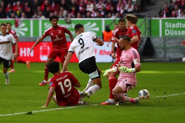 02 11 2025, xmohx, Fußball 2 Bundesliga, Fortuna Duesseldorf 1 FC Kaiserslautern v l Ivan Prtajin 1 FC Kaiserslautern Emmanuel Iyoha Fortuna Duesseldorf Florian Kastenmeier Fortuna Duesseldorf Zweikampf, Aktion, action, battle for the ball DFL DFB REGULATIONS PROHIBIT ANY USE OF PHOTOGRAPHS as IMAGE SEQUENCES and or QUASI VIDEO Duesseldorf