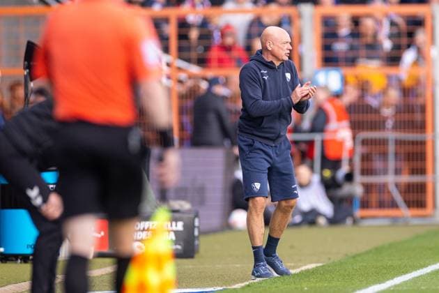 02 11 2025, 2 Bundesliga, Matchday 11, VfL Bochum 1848 1 FC Magdeburg, Coach Uwe Rösler VfL Bochum 1848 claps, Bochum Vonovia Ruhrstadion NRW Germany xRHR PHOTO DEx Copyright: DennisxEwert RHR-FOTOx RHR-FOTO DE