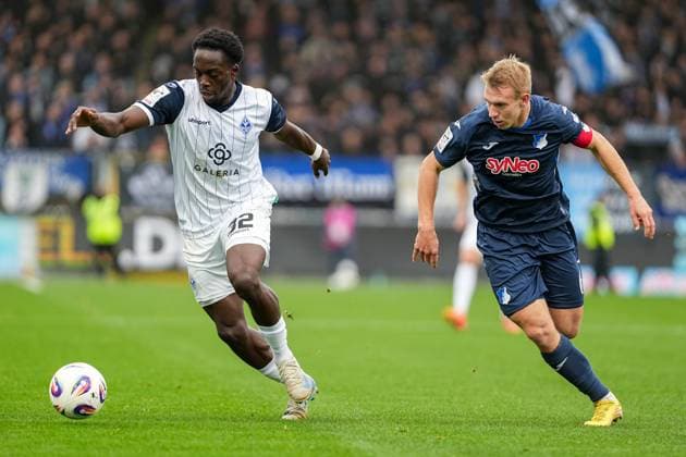 Soccer 3 Liga, Matchday 13, TSG Hoffenheim II SV Waldhof Mannheim on 02 11 2025 in Sinsheim Dietmar Hopp Stadion , Germany, Season 2025 2026 DFL REGULATIONS PROHIBIT ANY USE OF PHOTOGRAPHS AS IMAGE SEQUENCES AND OR QUASI VIDEO Kennedy Okpala 32, SVWM in running duel with Lässig, Valentin 6, TSGII Sinsheim Dietmar Hopp Stadion Germany Copyright: xChristophxKinzingerx