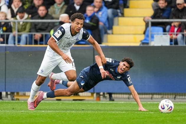 Soccer 3 Liga, Matchday 13, TSG Hoffenheim II SV Waldhof Mannheim on 02 11 2025 in Sinsheim Dietmar Hopp Stadion , Germany, Season 2025 2026 DFL REGULATIONS PROHIBIT ANY USE OF PHOTOGRAPHS AS IMAGE SEQUENCES AND OR QUASI VIDEO Samuel Abifade 17, SVWM in duel with Amaimouni Echghouyab, Ayoube 7, TSGII Sinsheim Dietmar Hopp Stadion Germany Copyright: xChristophxKinzingerx