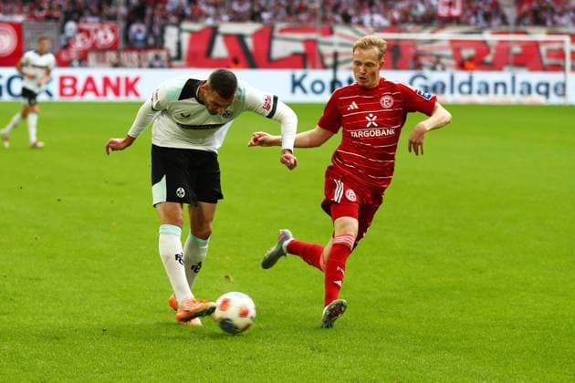 02 11 2025, xmohx, Fußball 2 Bundesliga, Fortuna Duesseldorf 1 FC Kaiserslautern v l Luca Sirch 1 FC Kaiserslautern Tim Breithaupt Fortuna Duesseldorf Zweikampf, Aktion, action, battle for the ball DFL DFB REGULATIONS PROHIBIT ANY USE OF PHOTOGRAPHS as IMAGE SEQUENCES and or QUASI VIDEO Duesseldorf