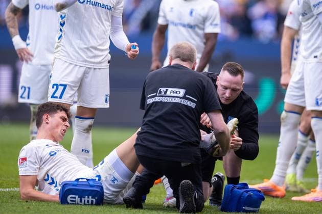 02 11 2025, 2 Bundesliga, Matchday 11, VfL Bochum 1848 1 FC Magdeburg, Tobias Müller 1 FC Magdeburg receives treatment on his right ankle and has to be substituted a short time later, Bochum Vonovia Ruhrstadion NRW Germany xRHR PHOTO DEx Copyright: DennisxEwert RHR-FOTOx RHR-FOTO DE