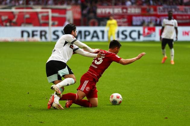02 11 2025, xmohx, Fußball 2 Bundesliga, Fortuna Duesseldorf 1 FC Kaiserslautern v l Semih Sahin 1 FC Kaiserslautern Shinta Appelkamp Fortuna Duesseldorf Zweikampf, Aktion, action, battle for the ball DFL DFB REGULATIONS PROHIBIT ANY USE OF PHOTOGRAPHS as IMAGE SEQUENCES and or QUASI VIDEO Duesseldorf