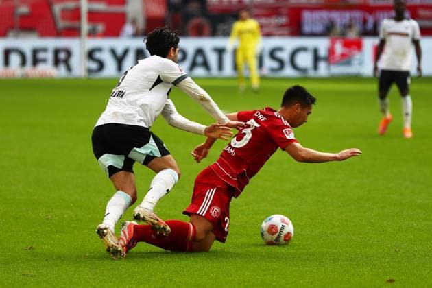 02 11 2025, xmohx, Fußball 2 Bundesliga, Fortuna Duesseldorf 1 FC Kaiserslautern v l Semih Sahin 1 FC Kaiserslautern Shinta Appelkamp Fortuna Duesseldorf Zweikampf, Aktion, action, battle for the ball DFL DFB REGULATIONS PROHIBIT ANY USE OF PHOTOGRAPHS as IMAGE SEQUENCES and or QUASI VIDEO Duesseldorf