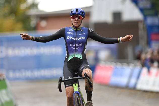 Dutch Lucinda Brand celebrates as she crosses the finish line at the elite women race of the Rapencross cyclocross in Lokeren, the second race (out of 8) of the X2O Badkamers Trophy, Sunday 02 November 2025. DAVIDxPINTENS  x138722083x