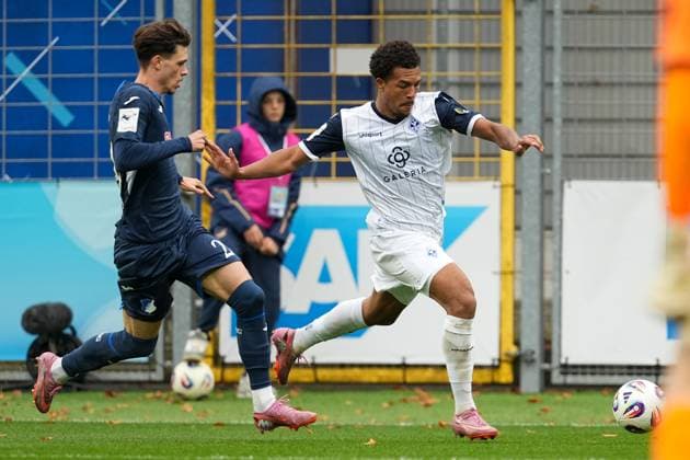 Soccer 3 Liga, Matchday 13, TSG Hoffenheim II SV Waldhof Mannheim on 02 11 2025 in Sinsheim Dietmar Hopp Stadion , Germany, Season 2025 2026 DFL REGULATIONS PROHIBIT ANY USE OF PHOTOGRAPHS AS IMAGE SEQUENCES AND OR QUASI VIDEO Samuel Abifade 17, SVWM in duel with Erlein, Luca 24, TSGII Sinsheim Dietmar Hopp Stadion Germany Copyright: xChristophxKinzingerx