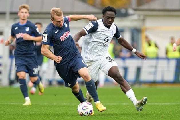 Soccer 3 Liga, Matchday 13, TSG Hoffenheim II SV Waldhof Mannheim on 02 11 2025 in Sinsheim Dietmar Hopp Stadion , Germany, Season 2025 2026 DFL REGULATIONS PROHIBIT ANY USE OF PHOTOGRAPHS AS IMAGE SEQUENCES AND OR QUASI VIDEO Lässig, Valentin 6, TSGII in duel with Kennedy Okpala 32, SVWM Sinsheim Dietmar Hopp Stadion Germany Copyright: xChristophxKinzingerx