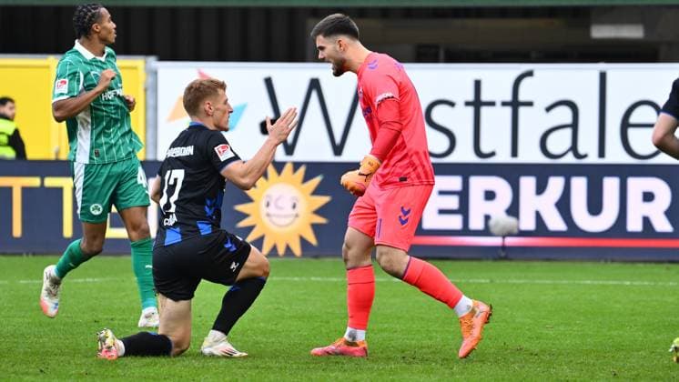 02 11 2025 Soccer Season 2025 2026 2 Soccer Bundesliga 11 Matchday SC Paderborn 07 SCP SpVgg Greuther Fürth SGF Kleeblatt Sportfoto Zink xwoxzix DFL regulations prohibit any use of photographs as image sequences and or quasi video only for editorial use Laurin Curda 17, SC Paderborn 07 Dennis Seimen 41, SC Paderborn 07 Jubel Freude
