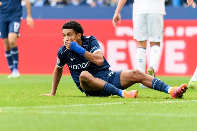 Francis Onyeka (VfL Bochum) schaut waehrend des spiels der 2. Bundesliga zwischen VfL Bochum und 1.FC Magdeburg , Vonovia Ruhrstadion am 02. November 2025 in Bochum, Deutschland. (Foto von Max Maiwald DeFodi Images) +++ Francis Onyeka (VfL Bochum) looks on during the 2. Bundesliga match between VfL Bochum and 1.FC Magdeburg at Vonovia Ruhrstadion on November 2, 2025 in Bochum, Germany. (Photo by Max Maiwald DeFodi Images) DFB DFL REGULATIONS PROHIBIT ANY USE OF PHOTOGRAPHS AS IMAGE SEQUENCES AND OR QUASI-VIDEO. (Photo by Max Maiwald DeFodi Images) Francis Onyeka VfL Bochum looks on during the 2 Bundesliga match between VfL Bochum and 1 FC Magdeburg , Vonovia Ruhrstadion on November 02, 2025 in Bochum, Germany Photo by Max Maiwald DeFodi Images Francis Onyeka VfL Bochum looks on during the 2 Bundesliga match between VfL Bochum and 1 FC Magdeburg at Vonovia Ruhrstadion on November 2, 2025 in Bochum, Germany Photo by Max Maiwald DeFodi Images DFB DFL REGULATIONS PROHIBIT ANY USE OF PHOTOGRAPHS AS IMAGE SEQUENCES AND OR QUASI VIDEO Photo by Max Maiwald DeFodi Images