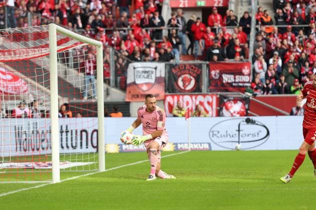 02 11 2025, xrekx, Soccer 2 Bundesliga, Fortuna Duesseldorf 1 FC Kaiserslautern v l Florian Kastenmeier Fortuna Duesseldorf DFL DFB REGULATIONS PROHIBIT ANY USE OF PHOTOGRAPHS as IMAGE SEQUENCES and or QUASI VIDEO Duesseldorf