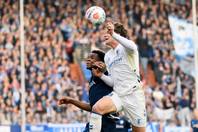 Farid Alfa-Ruprecht (VfL Bochum) und Max Geschwill (1.FC Magdeburg) im Kampf um den Ball waehrend des spiels der 2. Bundesliga zwischen VfL Bochum und 1.FC Magdeburg , Vonovia Ruhrstadion am 02. November 2025 in Bochum, Deutschland. (Foto von Max Maiwald DeFodi Images) +++ Farid Alfa-Ruprecht (VfL Bochum) und Max Geschwill (1.FC Magdeburg) battle for the ball during the 2. Bundesliga match between VfL Bochum and 1.FC Magdeburg at Vonovia Ruhrstadion on November 2, 2025 in Bochum, Germany. (Photo by Max Maiwald DeFodi Images) DFB DFL REGULATIONS PROHIBIT ANY USE OF PHOTOGRAPHS AS IMAGE SEQUENCES AND OR QUASI-VIDEO. (Photo by Max Maiwald DeFodi Images) Farid Alfa Ruprecht VfL Bochum and Max Geschwill 1 FC Magdeburg battle for the ball during the 2 Bundesliga match between VfL Bochum and 1 FC Magdeburg , Vonovia Ruhrstadion on November 02, 2025 in Bochum, Germany Photo by Max Maiwald DeFodi Images Farid Alfa Ruprecht VfL Bochum and Max Geschwill 1 FC Magdeburg battle for the ball during the 2 Bundesliga match between VfL Bochum and 1 FC Magdeburg at Vonovia Ruhrstadion on November 2, 2025 in Bochum, Germany Photo by Max Maiwald DeFodi Images DFB DFL REGULATIONS PROHIBIT ANY USE OF PHOTOGRAPHS AS IMAGE SEQUENCES AND OR QUASI VIDEO Photo by Max Maiwald DeFodi Images