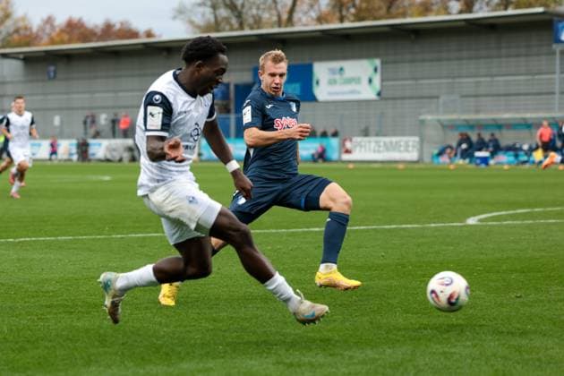 02 11 2025, xhettx, Fußball 3 Liga, TSG 1899 Hoffenheim U23 SV Waldhof Mannheim v l Kennedy Onyedika Okpala SV Waldhof Mannheim, 32 bringt den Ball rein DFL DFB REGULATIONS PROHIBIT ANY USE OF PHOTOGRAPHS as IMAGE SEQUENCES and or QUASI VIDEO Hoffenheim