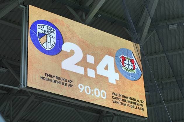 Google Pixel Womens Bundesliga, FC Carl Zeiss Jena Bayer 04 Leverkusen 02 11 2025 The scoreboard video wall with the final score of 2 4 for Leverkusen Football, Google Pixel Womens Bundesliga, Season 2025 2026, 8 Matchday FC Carl Zeiss Jena vs Bayer 04 Leverkusen on 02 11 2025, Ernst Abbe Sportfeld, ad hoc Arena, Jena DFB REGULATIONS PROHIBIT ANY USE OF PHOTOGRAPHS AS IMAGE SEQUENCES AND OR QUASI VIDEO Copyright: xBEAUTIFULxSPORTS JanxKaeferx