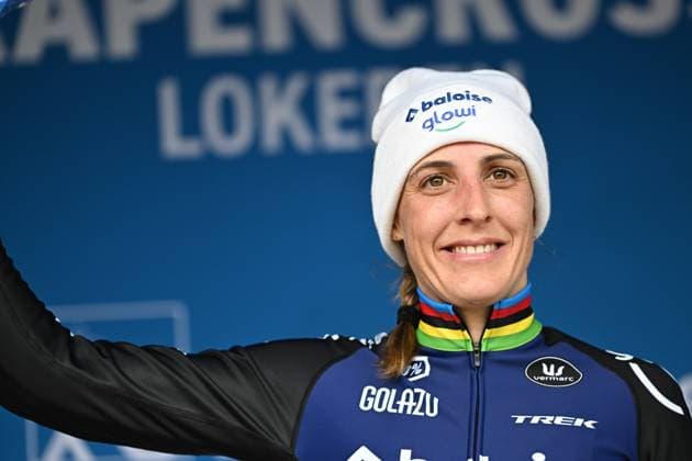 Dutch Lucinda Brand celebrates on the podium after winning the elite women race of the Rapencross cyclocross in Lokeren, the second race (out of 8) of the X2O Badkamers Trophy, Sunday 02 November 2025. DAVIDxPINTENS  x138722282x