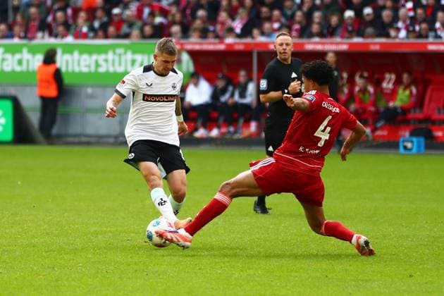 02 11 2025, xmohx, Fußball 2 Bundesliga, Fortuna Duesseldorf 1 FC Kaiserslautern v l Paul Joly 1 FC Kaiserslautern Kenneth Schmidt Fortuna Duesseldorf Zweikampf, Aktion, action, battle for the ball DFL DFB REGULATIONS PROHIBIT ANY USE OF PHOTOGRAPHS as IMAGE SEQUENCES and or QUASI VIDEO Duesseldorf
