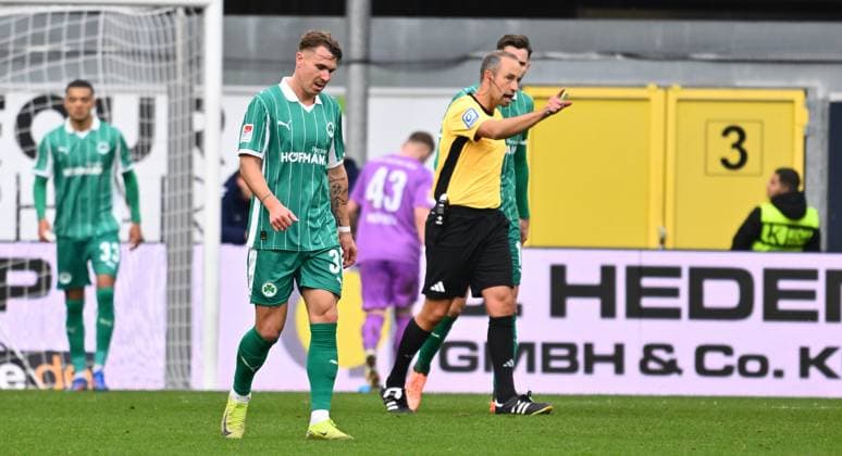 02 11 2025 Soccer Season 2025 2026 2 Soccer Bundesliga 11 Matchday SC Paderborn 07 SCP SpVgg Greuther Fürth SGF Kleeblatt Sportfoto Zink xwoxzix DFL regulations prohibit any use of photographs as image sequences and or quasi video only for editorial use Felix Klaus 30, SpVgg Greuther Fürth disappointed disappointment