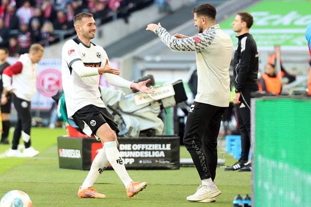 02 11 2025, xrekx, Fußball 2 Bundesliga, Fortuna Duesseldorf 1 FC Kaiserslautern v l Torjubel nach dem Tor zum celebrating the goal celebrate 0 1 durch Luca Sirch 1 FC Kaiserslautern mit Niklas Martin Co Trainer 1 FC Kaiserslautern DFL DFB REGULATIONS PROHIBIT ANY USE OF PHOTOGRAPHS as IMAGE SEQUENCES and or QUASI VIDEO Duesseldorf