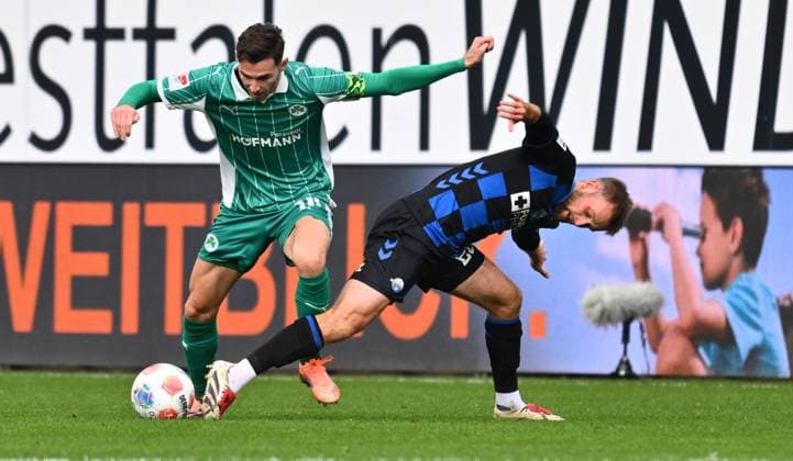 02 11 2025 Soccer Season 2025 2026 2 Soccer Bundesliga 11 Matchday SC Paderborn 07 SCP SpVgg Greuther Fürth SGF Kleeblatt Sportfoto Zink xwoxzix DFL regulations prohibit any use of photographs as image sequences and or quasi video only for editorial use Branimir Hrgota 10, SpVgg Greuther Fürth Sebastian Klaas 26, SC Paderborn 07