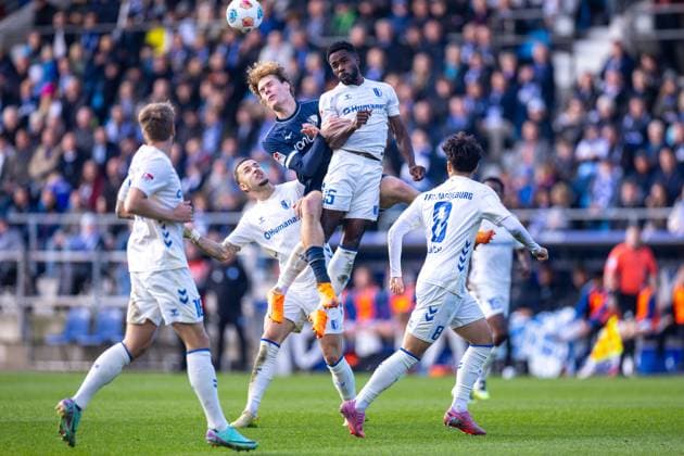 02 11 2025, 2 Bundesliga, Matchday 11, VfL Bochum 1848 1 FC Magdeburg, f l Mats Pannewig VfL Bochum 1848 , Daniel Heber 1 FC Magdeburg get injured after this header duel, Bochum Vonovia Ruhrstadion NRW Germany xRHR PHOTO DEx Copyright: DennisxEwert RHR-FOTOx RHR-FOTO DE