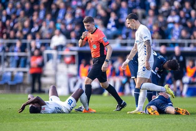 02 11 2025, 2 Bundesliga, Matchday 11, VfL Bochum 1848 1 FC Magdeburg, f l Daniel Heber 1 FC Magdeburg , Mats Pannewig VfL Bochum 1848 lie on the ground, referee Felix Wagner GER , interrupts the match, Bochum Vonovia Ruhrstadion NRW Germany xRHR PHOTO DEx Copyright: DennisxEwert RHR-FOTOx RHR-FOTO DE