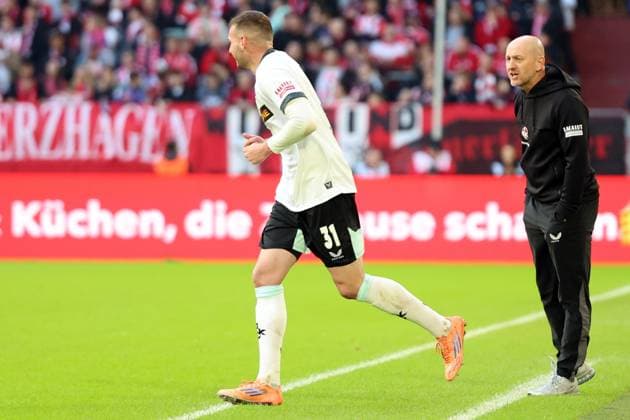 02 11 2025, xrekx, Fußball 2 Bundesliga, Fortuna Duesseldorf 1 FC Kaiserslautern v l Torjubel nach dem Tor celebrating the goal celebrate 0 1 durch Luca Sirch 1 FC Kaiserslautern Torsten Lieberknecht Trainer 1 FC Kaiserslautern DFL DFB REGULATIONS PROHIBIT ANY USE OF PHOTOGRAPHS as IMAGE SEQUENCES and or QUASI VIDEO Duesseldorf