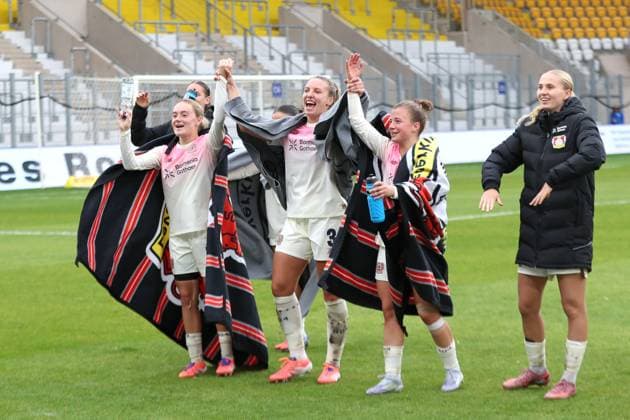 Google Pixel Womens Bundesliga, FC Carl Zeiss Jena Bayer 04 Leverkusen 02 11 2025 Sofie Zdebel 16, Bayer 04 Leverkusen left and captain Melissa Friedrich 3, Bayer 04 Leverkusen center celebrate the victory Football, Google Pixel Womens Bundesliga, Season 2025 2026, Matchday 8 FC Carl Zeiss Jena vs Bayer 04 Leverkusen on 02 11 2025, Ernst Abbe Sportfeld, ad hoc Arena, Jena DFB REGULATIONS PROHIBIT ANY USE OF PHOTOGRAPHS AS IMAGE SEQUENCES AND OR QUASI VIDEO Copyright: xBEAUTIFULxSPORTS JanxKaeferx