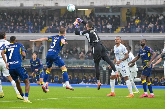 Hellas Verona s Lorenzo Montipo saves the ball during Hellas Verona FC vs FC Internazionale, Italian soccer Serie A match in Verona, Italy, November 02 2025  Copyright: xAlessioxMarini IPAxSportx xipa-agency.netx xx IPA_67399949 IPA_Agency_IPA67399949