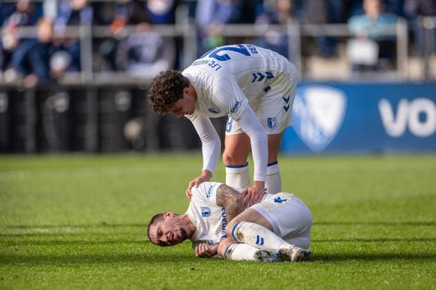 02 11 2025, 2 Bundesliga, Matchday 11, VfL Bochum 1848 1 FC Magdeburg, f l Falko Michel 1 FC Magdeburg lies on the pitch and cant breathe, Max Geschwind 1 FC Magdeburg stands with him, Bochum Vonovia Ruhrstadion NRW Germany xRHR PHOTO DEx Copyright: DennisxEwert RHR-FOTOx RHR-FOTO DE