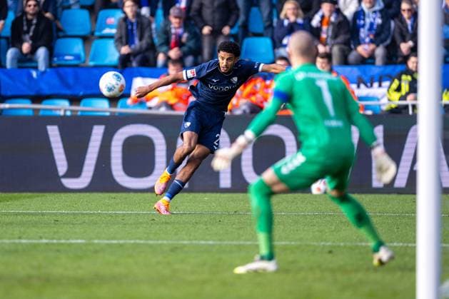 02 11 2025, 2 Bundesliga, Matchday 11, VfL Bochum 1848 1 FC Magdeburg, f l Francis Onyeka VfL Bochum 1848 , Goalkeeper Dominik Reimann 1 FC Magdeburg , Bochum Vonovia Ruhrstadion NRW Germany xRHR PHOTO DEx Copyright: DennisxEwert RHR-FOTOx RHR-FOTO DE