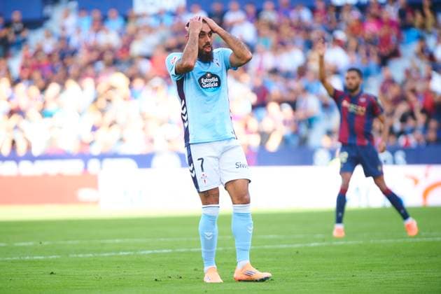 Borja Iglesias (Celta Vigo) during the LaLiga EA Sports match between Levante UD and RC Celta at Ciudad de Valencia on November 2, 2025 in Valencia, Spain. (Photo by Maria Jose Segovia DeFodi Images) Borja Iglesias Celta Vigo during the LaLiga EA Sports match between Levante UD and RC Celta at Ciudad de Valencia on November 2, 2025 in Valencia, Spain Photo by Maria Jose Segovia DeFodi Images