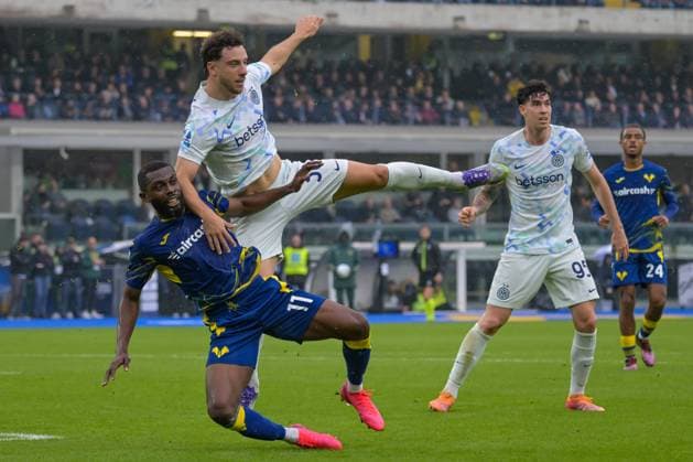 Inter - FC Internazionale s Carlos Augusto foul of Hellas Verona s Jean-Daniel Akpa Akpro during Hellas Verona FC vs FC Internazionale, Italian soccer Serie A match in Verona, Italy, November 02 2025  Copyright: xAlessioxMarini IPAxSportx xipa-agency.netx xx IPA_67400065 IPA_Agency_IPA67400065