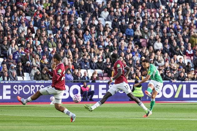 Premier League West Ham United v Newcastle United Jacob Murphy of Newcastle Untied scores to make it 0-1 during the Premier League match West Ham United vs Newcastle United at London Stadium, London, United Kingdom, 2nd November 2025 (Photo by Mark Cosgrove News Images) London London Stadium United Kingdom Copyright: xMarkxCosgrove NewsxImagesx