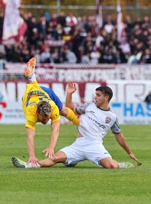 Leipzig, 02 11 2025, Bruno Plache Stadion, Soccer, Regionalliga NO , 1 FC LOK LEIPZIG vs BFC DYNAMO BERLIN , In the picture from l David Grözinger Groezinger 27, Lok and Jan Shcherbakovski 8, BFC , For editorial use only Only editorial use Picture Point
