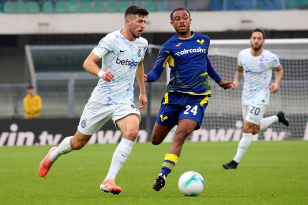 Inter Milan™s Petar Sucic during the Serie A soccer match between Hellas Verona and Inter at the Bentegodi Stadium in Verona, north west Italy - Sunday , November 02 , 2025. - Soccer .  Copyright: xPaolaxGarbuio Lapressex