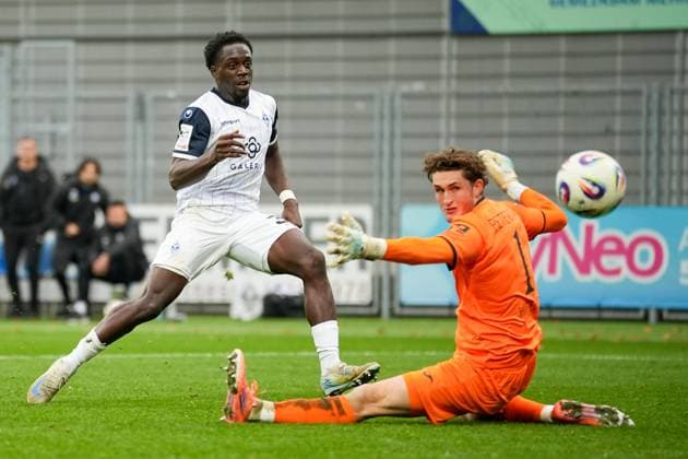 Soccer 3 Liga, Matchday 13, TSG Hoffenheim II SV Waldhof Mannheim on 02 11 2025 in Sinsheim Dietmar Hopp Stadion , Germany, Season 2025 2026 DFL REGULATIONS PROHIBIT ANY USE OF PHOTOGRAPHS AS IMAGE SEQUENCES AND OR QUASI VIDEO Kennedy Okpala 32, SVWM shoots on goal Sinsheim Dietmar Hopp Stadion Germany Copyright: xChristophxKinzingerx