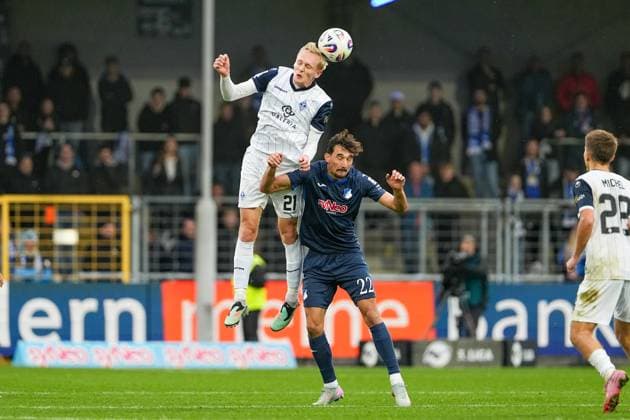 Soccer 3 Liga, Matchday 13, TSG Hoffenheim II SV Waldhof Mannheim on 02 11 2025 in Sinsheim Dietmar Hopp Stadion , Germany, Season 2025 2026 DFL REGULATIONS PROHIBIT ANY USE OF PHOTOGRAPHS AS IMAGE SEQUENCES AND OR QUASI VIDEO Julian Rieckmann 21, SVWM in header duel with Llugiqi, Arian 22, TSGII Sinsheim Dietmar Hopp Stadion Germany Copyright: xChristophxKinzingerx