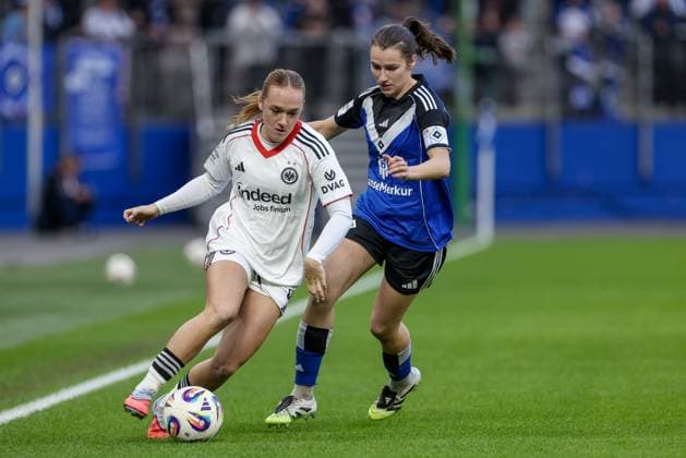 from left Lisanne Gräwe Eintracht Frankfurt, 8 and Pauline Machtens Hamburger SV, 28 in a duel, dynamic, action, action, game scene, THE DFB REGULATIONS PROHIBIT ANY USE OF PHOTOGRAPHS AS IMAGE SEQUENCES AND OR QUASI VIDEO , 02 11 2025, Hamburg Germany , Football, Google Pixel Womens Bundesliga, Hamburger SV Eintracht Frankfurt xobx