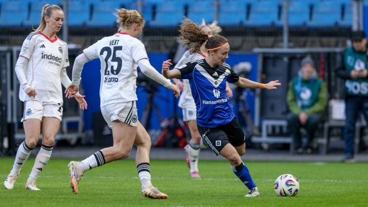 from left Jella Veit Eintracht Frankfurt, 25 and Melanie Brunnthaler Hamburger SV, 11 in a duel, dynamic, action, action, game scene, THE DFB REGULATIONS PROHIBIT ANY USE OF PHOTOGRAPHS AS IMAGE SEQUENCES AND OR QUASI VIDEO , 02 11 2025, Hamburg Germany , Football, Google Pixel Womens Bundesliga, Hamburger SV Eintracht Frankfurt xobx