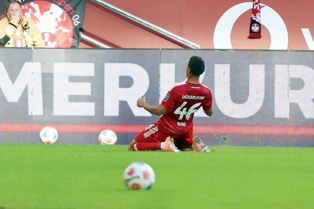 02 11 2025, xrekx, Fußball 2 Bundesliga, Fortuna Duesseldorf 1 FC Kaiserslautern v l Torjubel nach dem Tor zum celebrating the goal celebrate 1 1 durch Sima Suso Fortuna Duesseldorf DFL DFB REGULATIONS PROHIBIT ANY USE OF PHOTOGRAPHS as IMAGE SEQUENCES and or QUASI VIDEO Duesseldorf