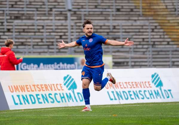 Oemer Tokac Sportfreunde Siegen, 14 celebrates his goal to make it 2 0 Sportfreunde Siegen Fortuna Düsseldorf U23 02 11 2025 Soccer, Regionalliga West, Matchday 14, GER, Siegen, Leimbachstadion Copyright: HMBxMedia xMarcoxBader