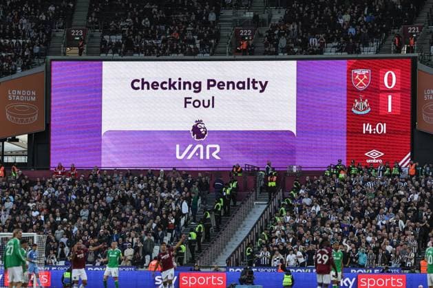 Premier League West Ham United v Newcastle United VAR check for a penalty from Malick Thiaw of Newcastle United during the Premier League match West Ham United vs Newcastle United at London Stadium, London, United Kingdom, 2nd November 2025 (Photo by Mark Cosgrove News Images) London London Stadium United Kingdom Copyright: xMarkxCosgrove NewsxImagesx