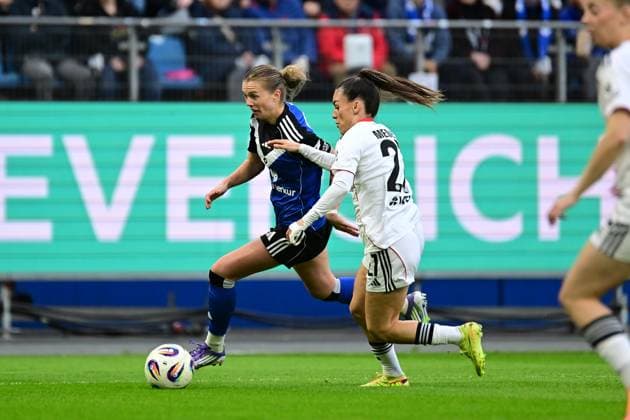 Soccer I Women I Season 2025 2026 I Bundesliga I 8 Matchday I Hamburger SV Eintracht Frankfurt I 02 11 2025 Nina Räcke 39, Hamburger SV behind Ereleta Memeti 27, Eintracht Frankfurt Hamburg Volkspark, Volksparkstadion, Stadion, Volkspark Stadion Hamburg Germany Copyright: xLobeca FelixxSchlikisx