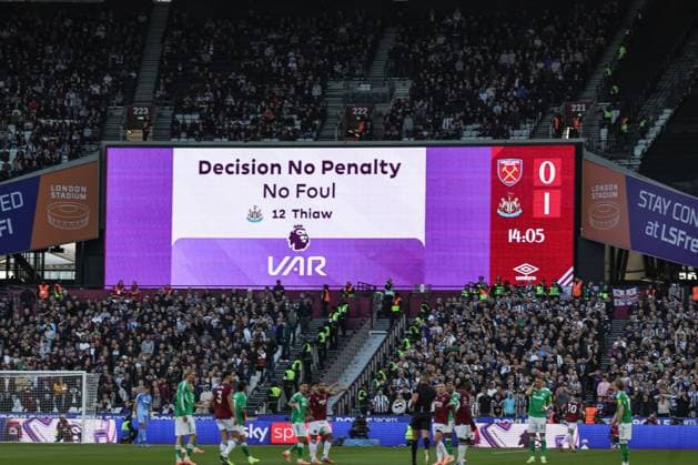 Premier League West Ham United v Newcastle United VAR decision no penalty no foul with Malick Thiaw of Newcastle United during the Premier League match West Ham United vs Newcastle United at London Stadium, London, United Kingdom, 2nd November 2025 (Photo by Mark Cosgrove News Images) London London Stadium United Kingdom Copyright: xMarkxCosgrove NewsxImagesx