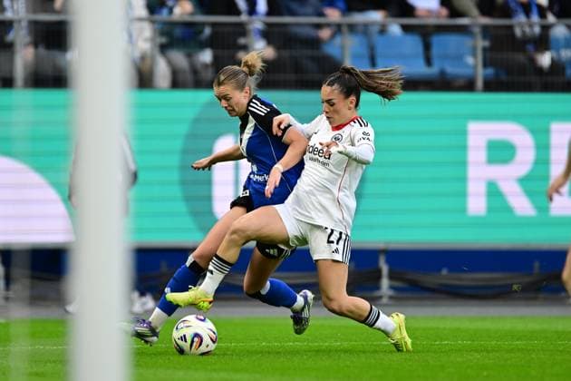 Soccer I Women I Season 2025 2026 I Bundesliga I 8 Matchday I Hamburger SV Eintracht Frankfurt I 02 11 2025 Nina Räcke 39, Hamburger SV behind Ereleta Memeti 27, Eintracht Frankfurt Hamburg Volkspark, Volksparkstadion, Stadion, Volkspark Stadion Hamburg Germany Copyright: xLobeca FelixxSchlikisx