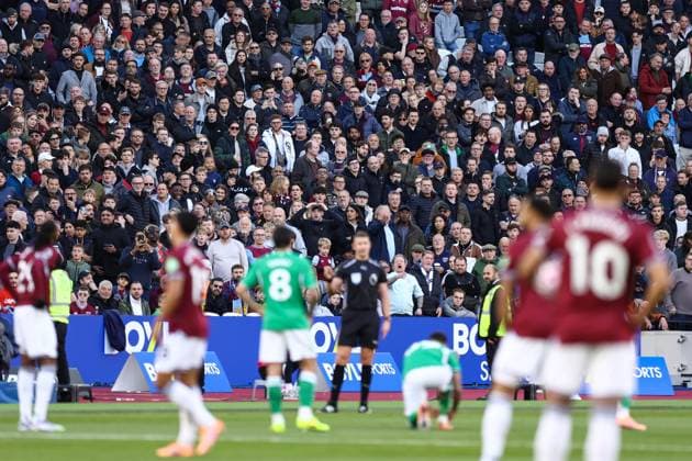 West Ham United gegen Newcastle United 02 November 2025, London Premier League Fußball West Ham United gegen Newcastle United West Ham-Fans reagieren, nachdem ihrer Mannschaft ein Elfmeter durch den VAR und das Schiedsrichtergespann verweigert wurde Foto Jacques Feeney Abseits London UK  Copyright: xJacquesxFeeneyx xOffsidexOffside